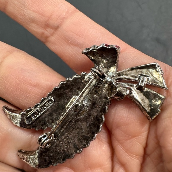 Vintaged signed Gerry’s Marcasite Textured Feen Leaf Brooch - Picture 3 of 3